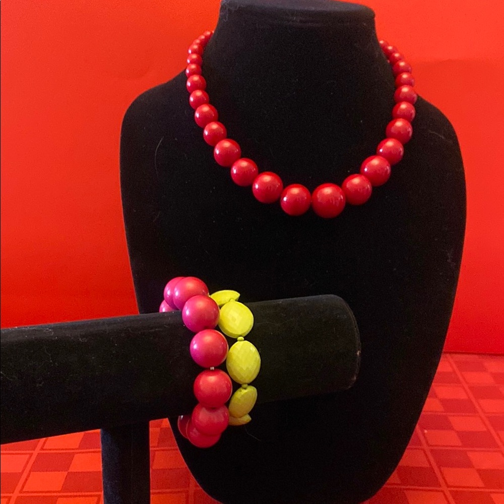 Retro necklace with two bracelets